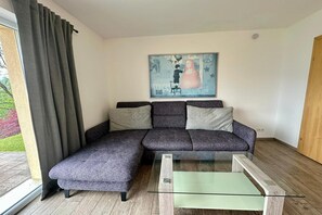 Smart TV, table tennis, stereo