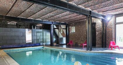 Mansion with Pool, Néblon