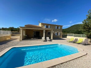 Pool - Beautiful villa with private pool in Gard (St.Laurent de Carnols)