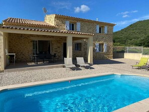 Pool - Beautiful villa with private pool in Gard (St.Laurent de Carnols)