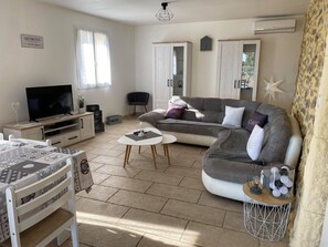 TV - Beautiful villa with private pool in Gard (St.Laurent de Carnols)