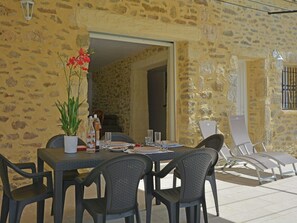 تناول الطعام بالخارج