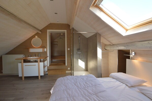 6 bedrooms, travel crib, free WiFi