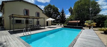 Luxurious Villa in Cazaubon with Swimming Pool