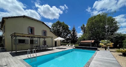 Luxurious Villa in Cazaubon with Swimming Pool