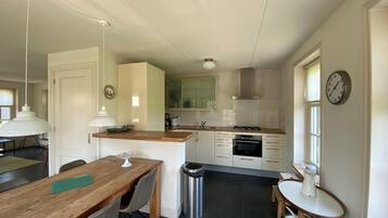 Een koelkast, een magnetron, een oven, een vaatwasser