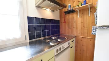 Horno, placa de cocina, cafetera o tetera y hervidor eléctrico