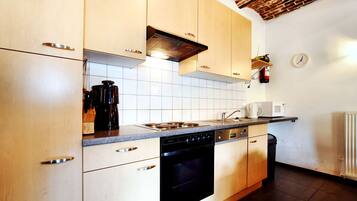 Een koelkast, een microgolfoven, een oven, een kookplaat