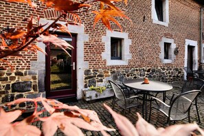 Outdoor dining - Nice apartments in a monumental square farm. (Richelle)