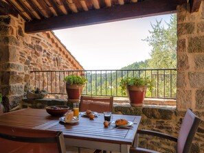Outdoor dining - Hidden Retreat in Chassiers (Chassiers)