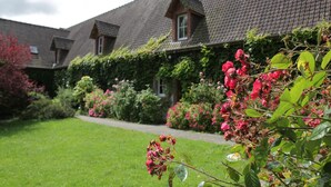 A row of houses with a well-maintained lawn and flowering bushes. - Holiday Home in Quend-Plage near Forest (Quend-Plage)