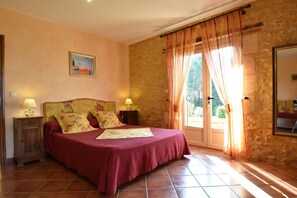 4 quartos, ferros/tábuas de passar roupa, Wi-Fi