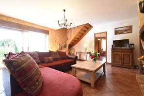 TV, DVD player, ping pong, stereo