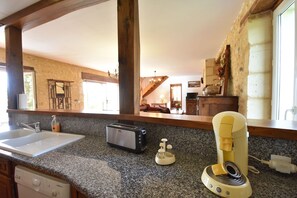 Fridge, microwave, oven, dishwasher - Cosy holiday home with swimming pool (Coux-Et-Bigaroque)
