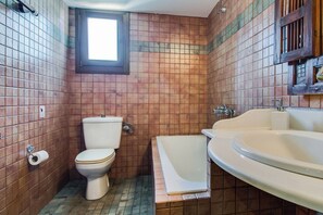 Combined shower/bathtub, towels - Villa in Crete with Private Pool & Views (Malades)