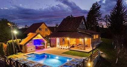 Hämmästyttävä talo, jossa on oma uima-allas ja kauneuden ympäröimä wellness