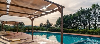 Mansión con piscina y zona de juegos