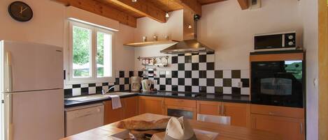 Køleskab, mikrobølgeovn, ovn, kogeplade