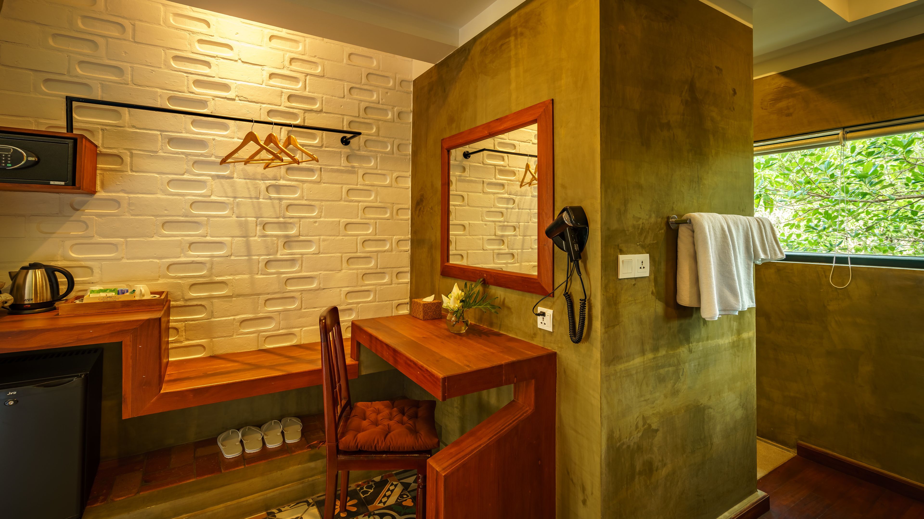 separate bathtub and shower, jetted bath, free toiletries, slippers