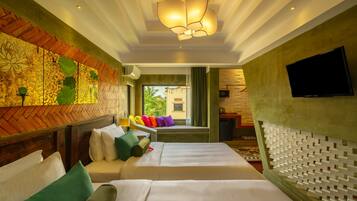 Een minibar, een kluis op de kamer, een bureau, geluiddichte muren