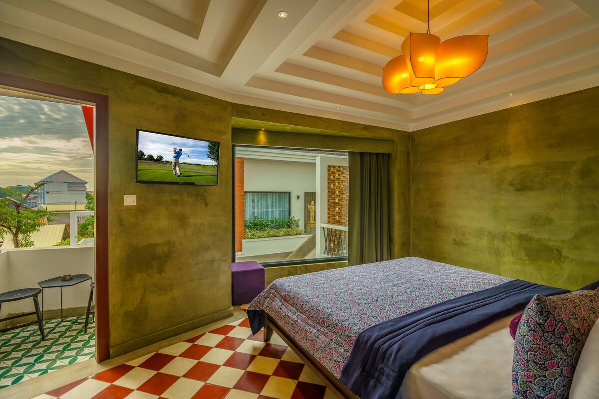 Deluxe Double Room, Balcony, Pool View | Bar mini, peti besi dalam bilik, meja, kalis bunyi