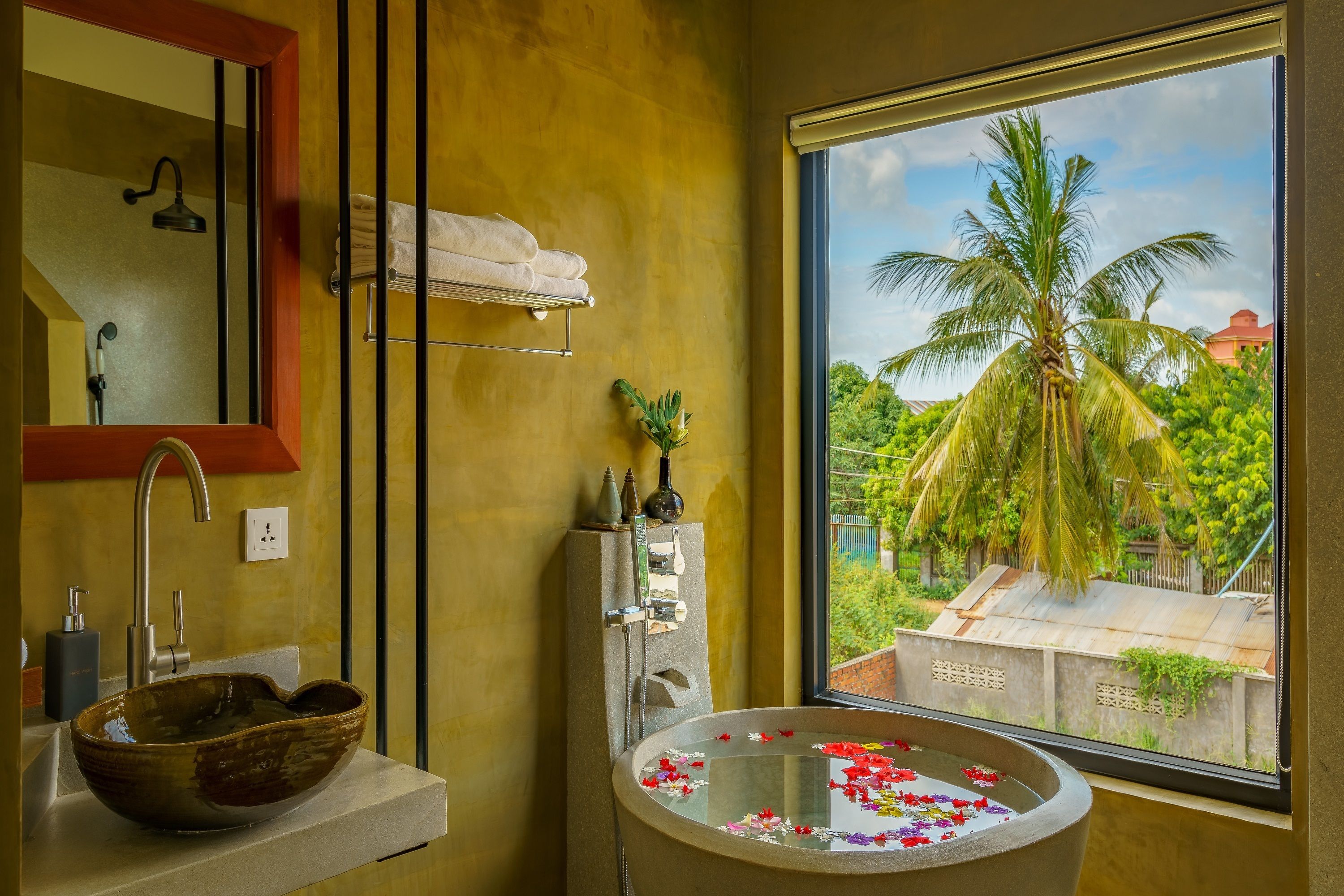 deluxe double room, 1 double bed | bathroom | separate bathtub and shower, jetted bath, free toiletries, slippers