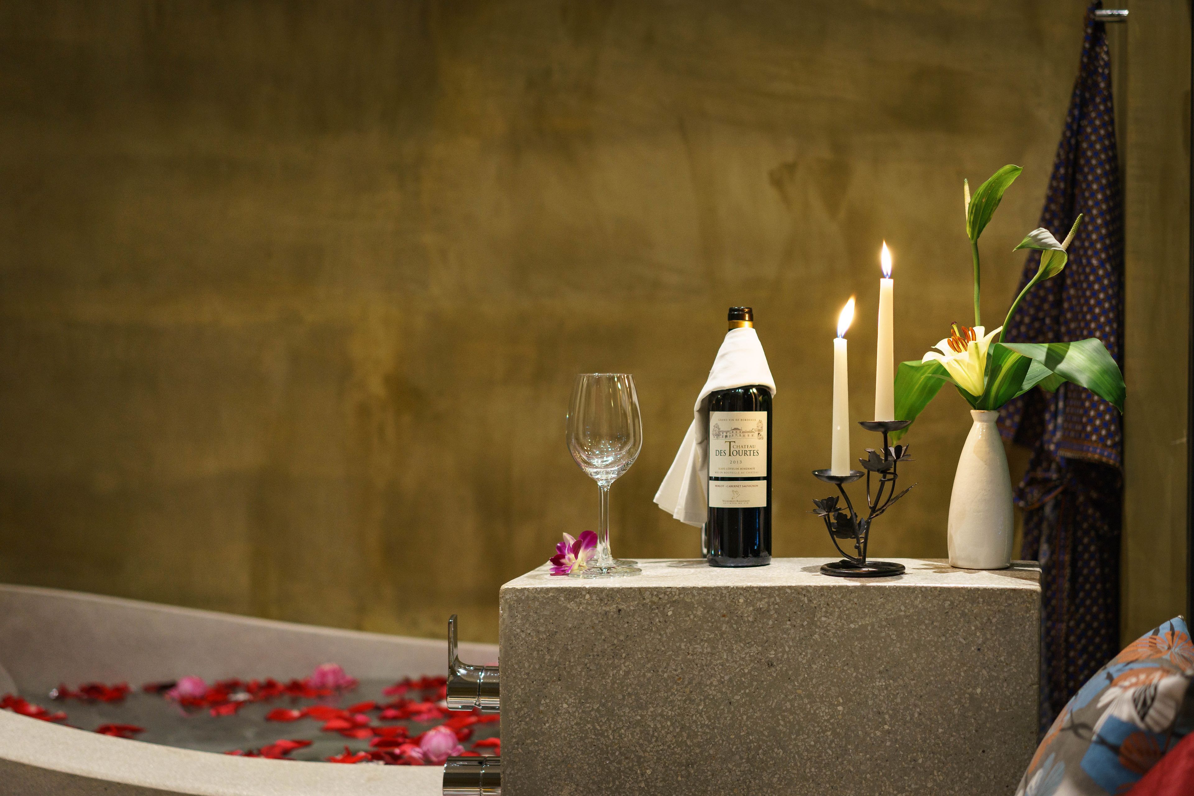 deluxe double room, bathtub | bathroom | separate bathtub and shower, jetted bath, free toiletries, slippers