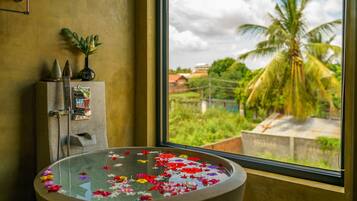 Deluxe tweepersoonskamer, bad | Badkamer | Een aparte badkuip en douche, een bubbelbad, gratis toiletartikelen