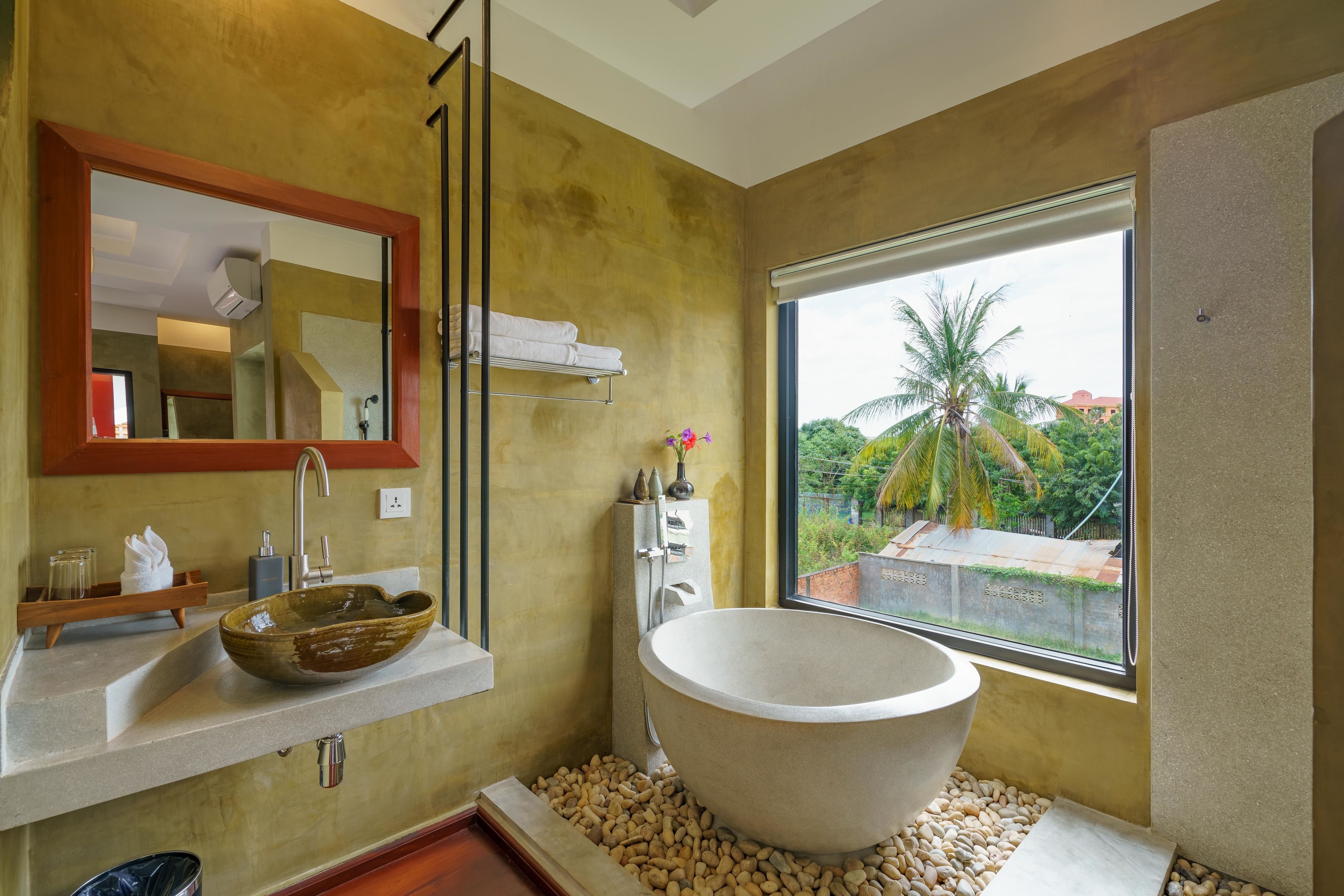 deluxe double room, bathtub | minibar, in-room safe, desk, soundproofing