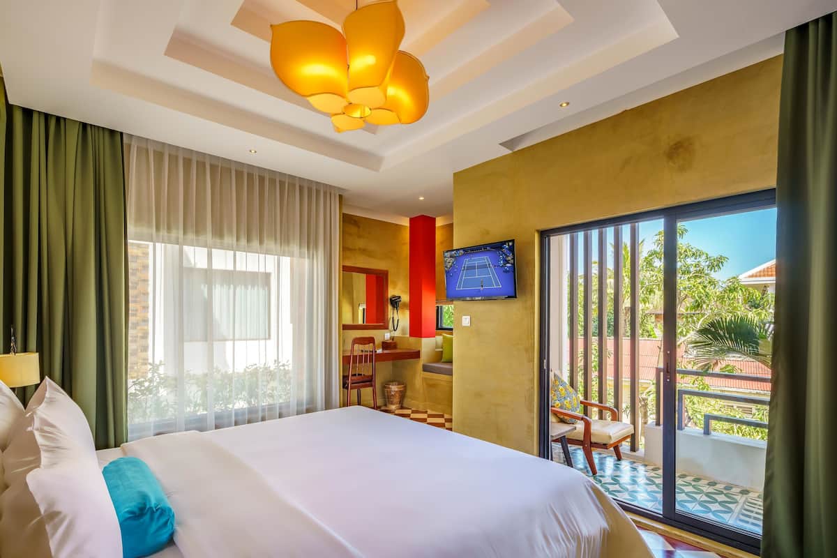 Deluxe Double Room, Bathtub | Bar mini, peti besi dalam bilik, meja, kalis bunyi