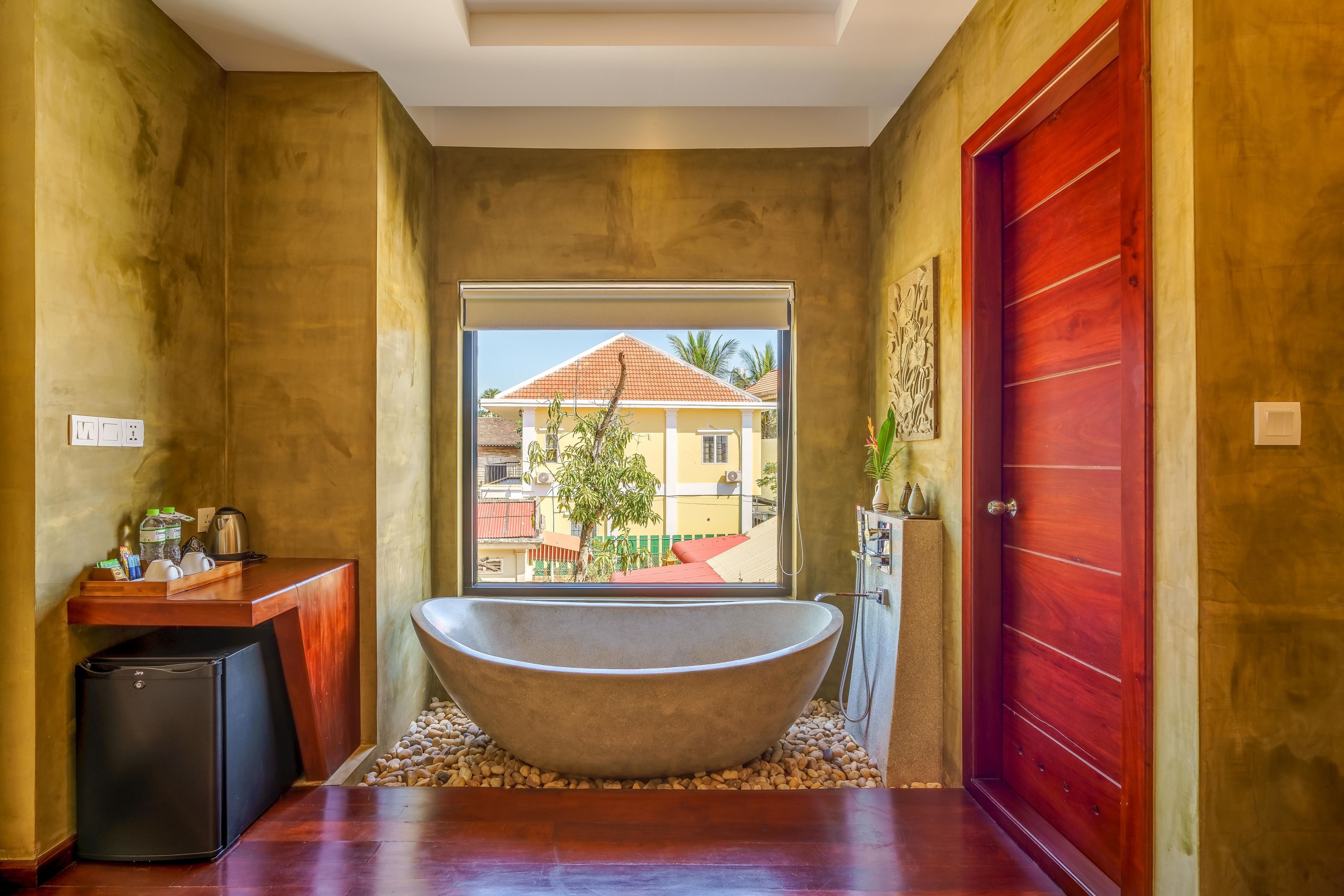 deluxe double room, bathtub | minibar, in-room safe, desk, soundproofing