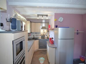 Fridge, microwave, oven, stovetop - Apartment with private terrace in Prunn (Riedenburg Prunn)