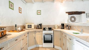 Cafetière/bouilloire, réfrigérateur, micro-ondes, four