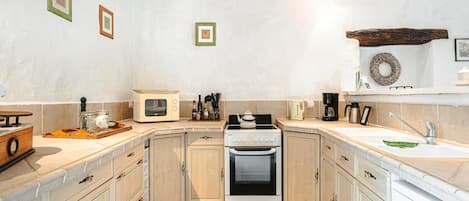Coffee/tea maker, fridge, microwave, oven