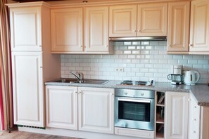 Fridge, oven, dishwasher, freezer - A superb cottage in the middle of a natural park. (Werpin)