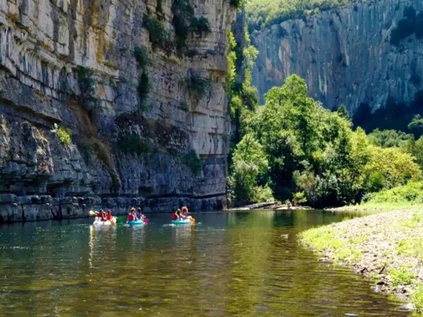 A river with people kayaking. - Courry Gem: Pool & Charm (Courry)