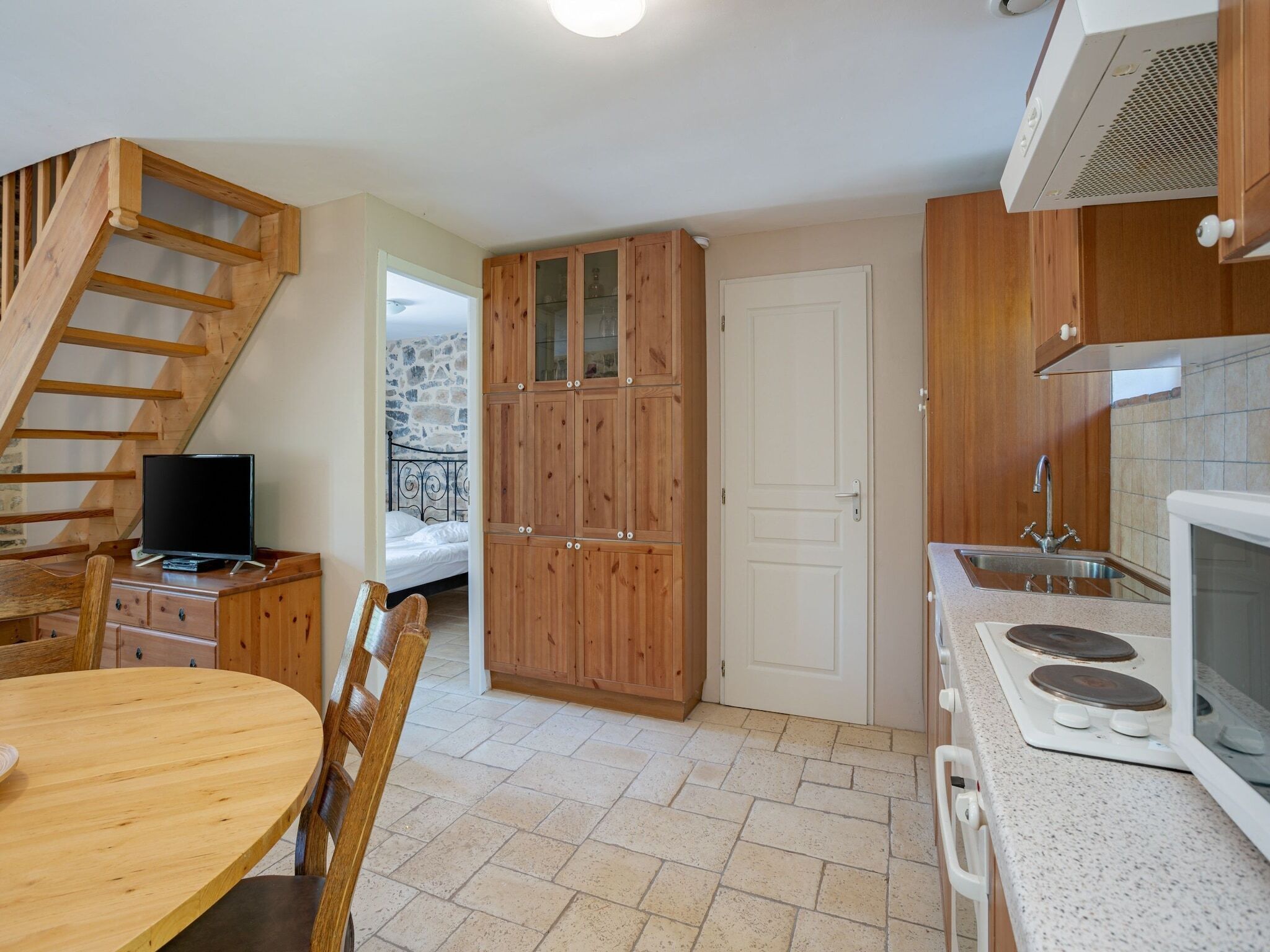 Micro-ondes, four, lave-vaisselle, chaise haute