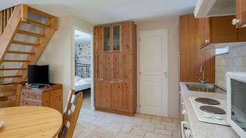 Micro-ondes, four, lave-vaisselle, chaise haute