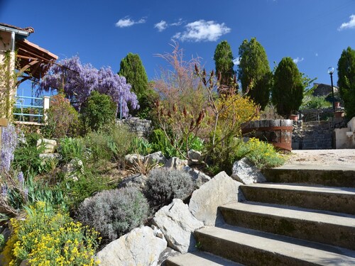 Courry Gem: Pool & Charm