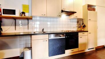 Een koelkast, een microgolfoven, een oven, een vaatwasser