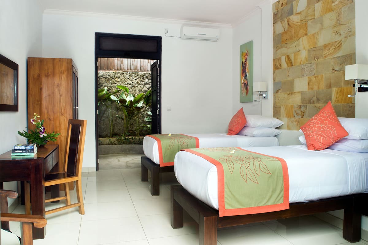 2 bedrooms, premium bedding, minibar, in-room safe
