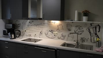 Kühlschrank, Mikrowelle, Ofen, Herdplatte