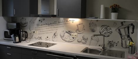 Jääkaappi, mikroaaltouuni, uuni, liesi