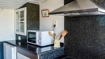 Een microgolfoven, een oven, een kookplaat, een vaatwasser