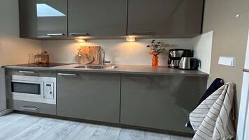 Een koelkast, een magnetron, een koffiezetapparaat/waterkoker