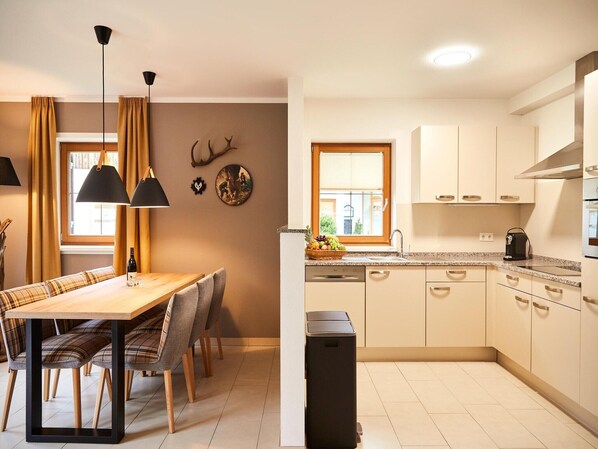 Réfrigérateur, four à micro-ondes, un four, surface de cuisson
