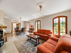 TV, fireplace, books - Dordogne Villa: River Bliss (Pineuilh)