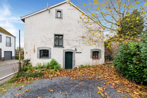 A two-story building with a green door, a small window, and a sign that reads "GERMANY". - Cosy Holiday Home in Cherain near Forest (Cherain)