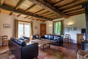 Télévision, lecteur de DVD, table de tennis de table