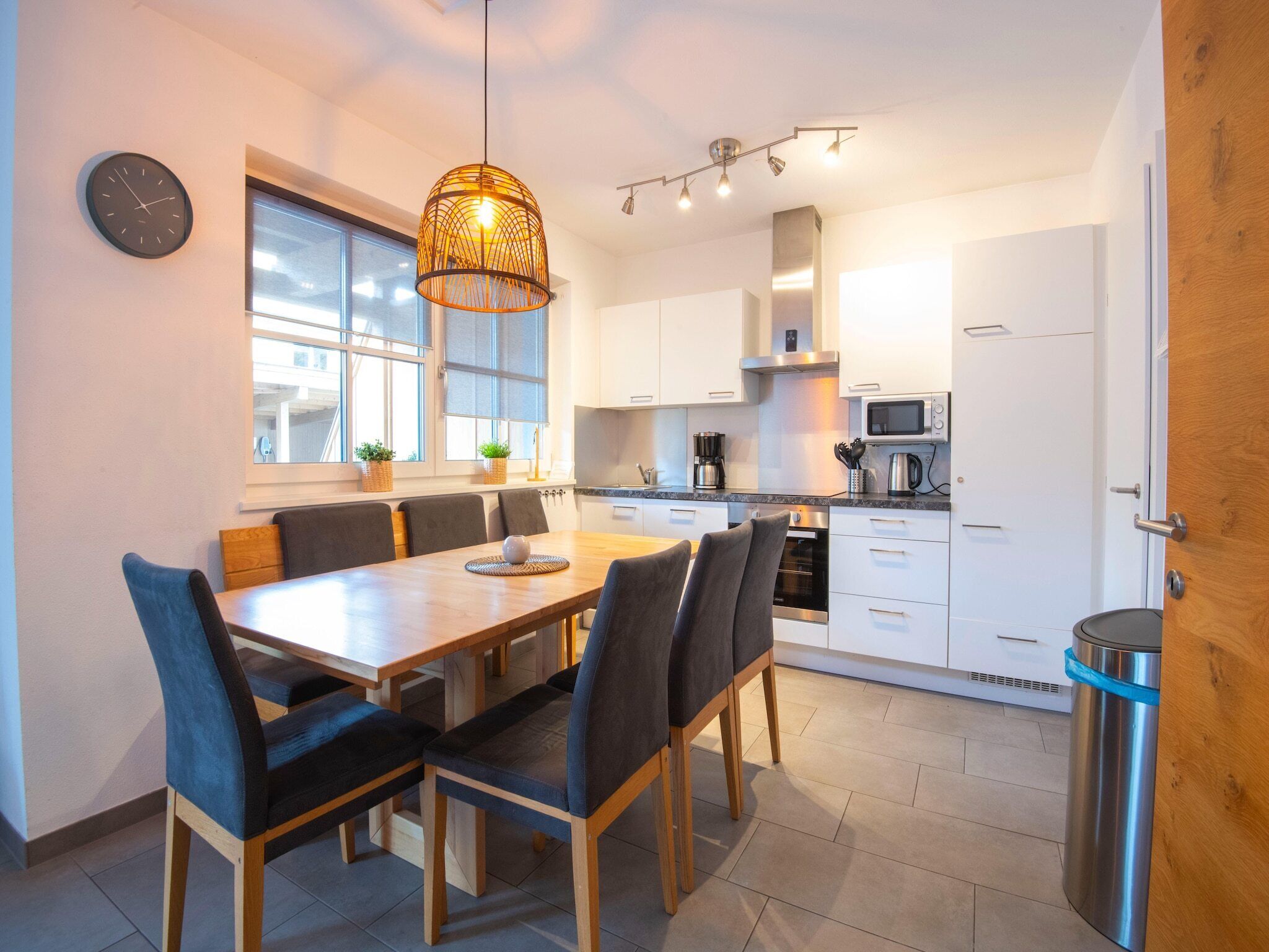 Een koelkast, een oven, een kookplaat, een vaatwasser